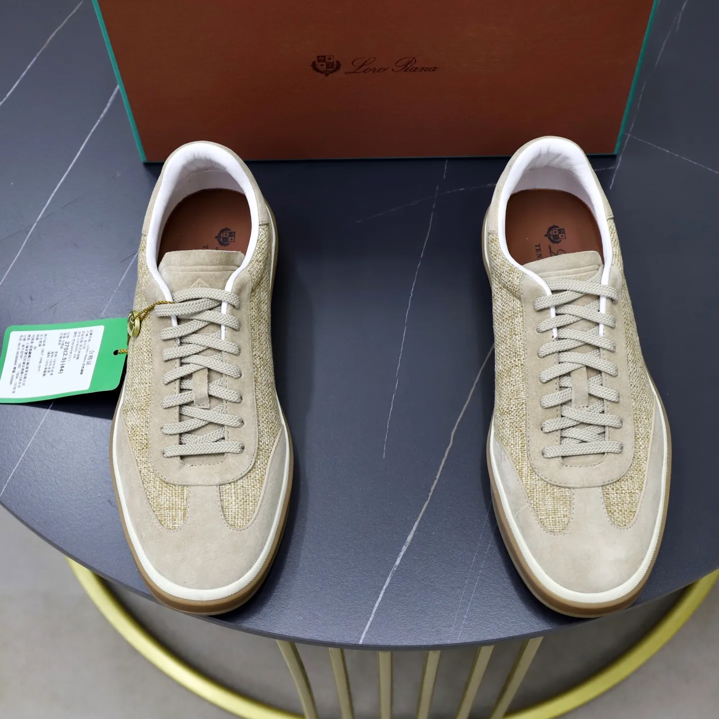 Ex-factory price: 540💰Loro Riana men’s moral training sneakers! Made from high-quality materials and designed in a low-cut silhouette, it offers an elegant and stylish look that's suitable for year-round wear. The unique double-layer sole aesthetic design, caramel cup-shaped outsole is decorated with off-white rubber trim, creating an attractive color combination. Pair with tailored pieces or jeans for a sophisticated yet casual look. The heel is decorated with soft cow leather tongue with Kummel color inserts and cotton laces with embossed LP logo. Upper: cow split suede stitching knitted fabric. Lining: original thickened soft sheepskin. Size: 38-39-40-41-42-43-44 (customized in 45.46)